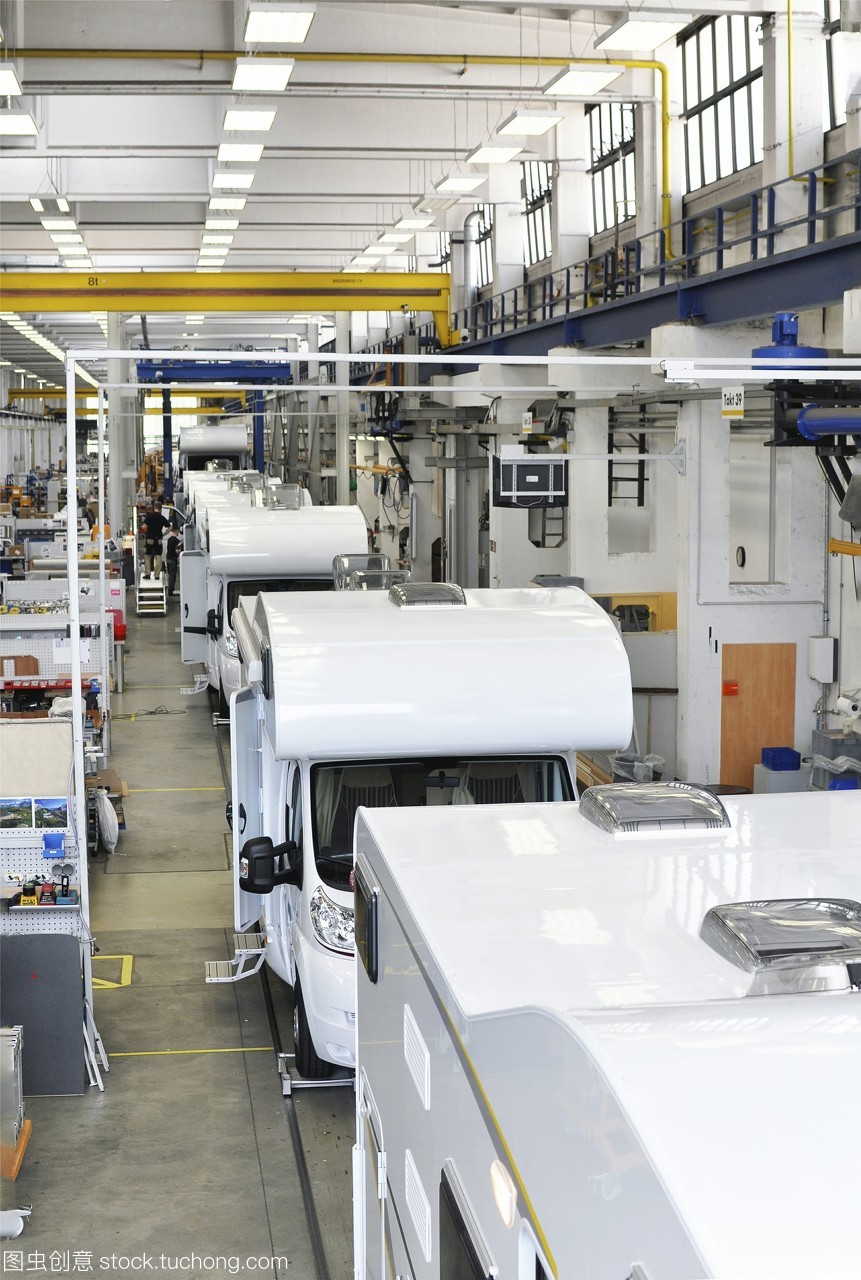 一家工廠的汽車裝配線生產(chǎn)